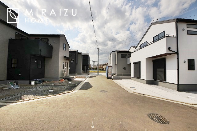 【外観】 | 青く澄み渡った綺麗な空と、陽の光をたっぷりと受ける、そんな新築住宅で新生活をスタートしてみませんか？見学・ご相談等、ミライズホーム(株)までお気軽にご連絡下さい。