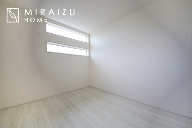 【寝室】 | 収納あり、自然な採光ありの洋室。家族みんなが気持ち良く目覚められる、過ごしやすい主寝室などにもお勧め。もちろん、ペットもご一緒に。