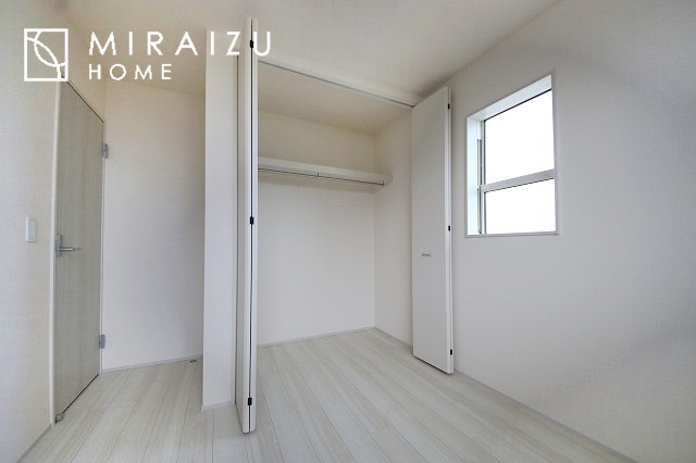 【収納】 | 収納あり、自然な採光ありの洋室。家族みんなが気持ち良く目覚められる、過ごしやすい主寝室などにもお勧め。もちろん、ペットもご一緒に。