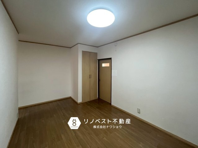 東大阪市大蓮南4丁目の洋室|家具（ソファやベッド）の前脚が乗るくらいの少し大きめサイズのラグを選ぶと、空間に繋がりが出てゆったりとした印象になります！