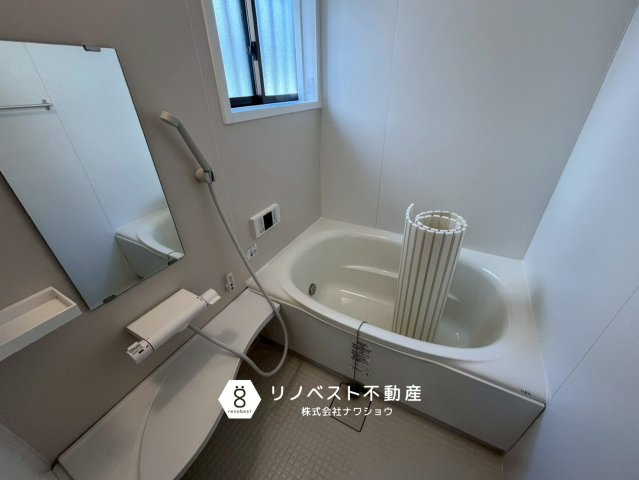 東大阪市大蓮南4丁目の洗面所|洗面台横に大きな窓があるので明るく、朝の身支度がしやすいですね♪