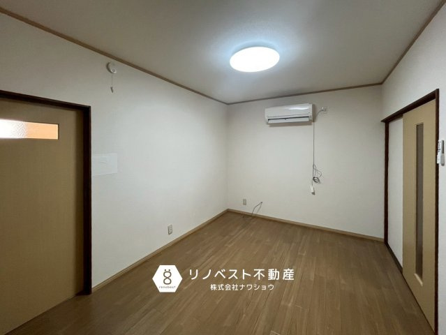 東大阪市大蓮南4丁目の洋室|入り口から見て一番遠い場所に、背の低い家具を配置すると、視線が奥まで抜けて部屋が広く感じられます。逆に手前に背の高い棚を置くと、圧迫感が抑えられます♪