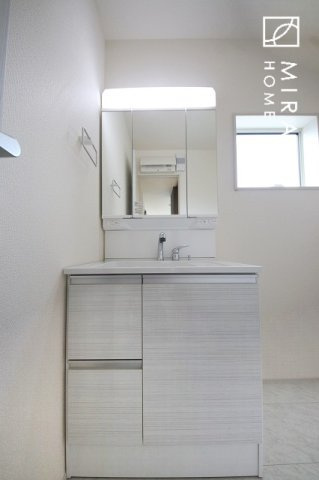 【独立洗面台】 | 高級感漂う洗面台です。鏡の後ろの収納棚もとても充実しております。コスメが大好きな奥様も、女子力高いご主人様もきっとご満足いただける収納力です。三面鏡なので、ヘアセットにも便利です。