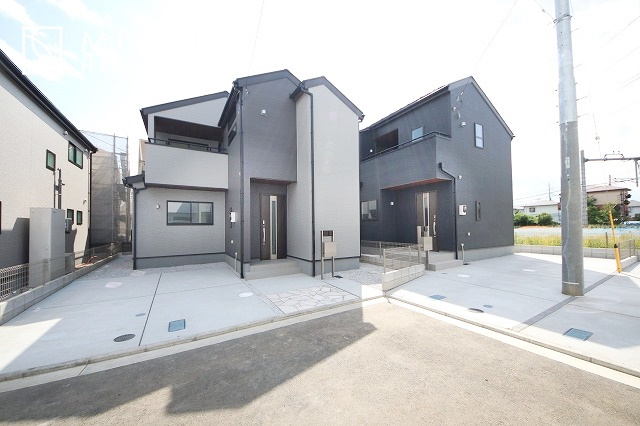 【外観】 | 青く澄み渡った綺麗な空と、陽の光をたっぷりと受ける、そんな新築住宅で新生活をスタートしてみませんか？見学・ご相談等、ミライズホーム(株)までお気軽にご連絡下さい。