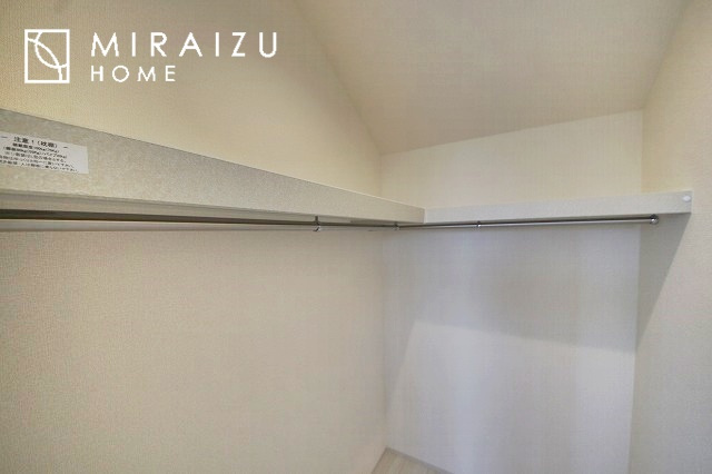 【洋室】 | 心も体も癒されるゆったりと落ち着いた洋室。窓が多いつくりになっています。窓が多いと明るい空間を保ち、室内へ気持ちの良い風も取り込んでくれます。