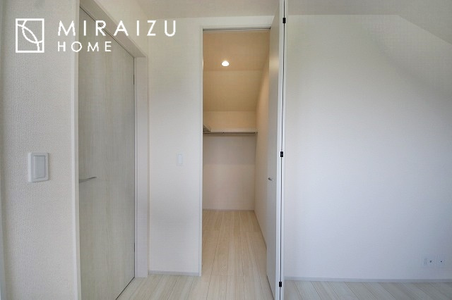 【収納】 | 収納力も自慢です。お洋服がお好きなお客様も多いですよね、衣替えをしなくてもお洋服をしまっておけそうなくらいの広さですね！