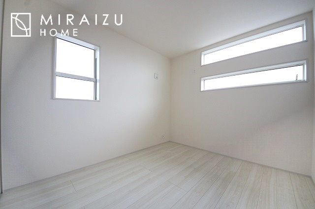 【収納】 | 収納あり、自然な採光ありの洋室。家族みんなが気持ち良く目覚められる、過ごしやすい主寝室などにもお勧め。もちろん、ペットもご一緒に。
