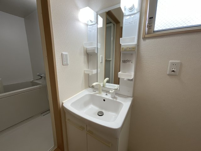 【独立洗面台】 | ハートフル岡場駅前 | 独立洗面台、小物を置くことができて便利です