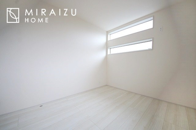 【子供部屋】 | お子様のお部屋にも主寝室にも使えますね。窓が二面についていますので採光もばっちり、空気の入れ替えもOK！自分のお部屋を持ちたいお子様の夢を叶えます！