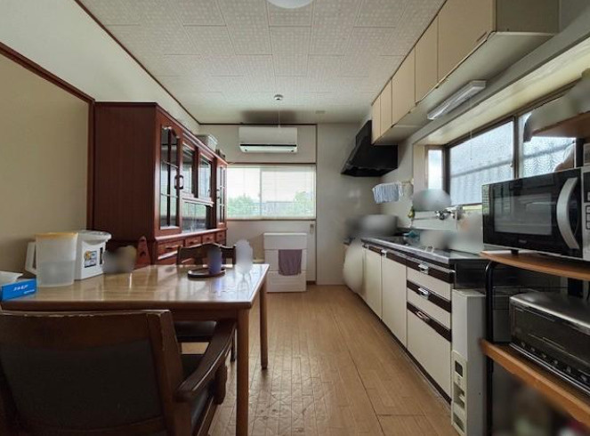 【のびのび過ごせるお庭付きの平屋】香南市野市町中ノ村　中古一戸建てのキッチン|窓からやさしい光が差し込む、明るいダイニングキッチン♪