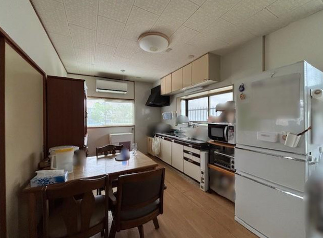 【のびのび過ごせるお庭付きの平屋】香南市野市町中ノ村　中古一戸建てのキッチン|収納棚や家電スペースも確保しやすい、すっきりとしたキッチン配置★