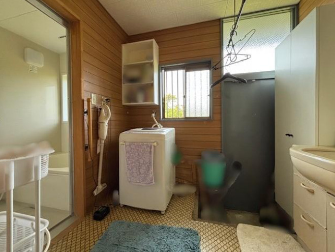 【のびのび過ごせるお庭付きの平屋】香南市野市町中ノ村　中古一戸建ての独立洗面台|木目調の壁が温かみを感じさせる、落ち着いたランドリースペース。