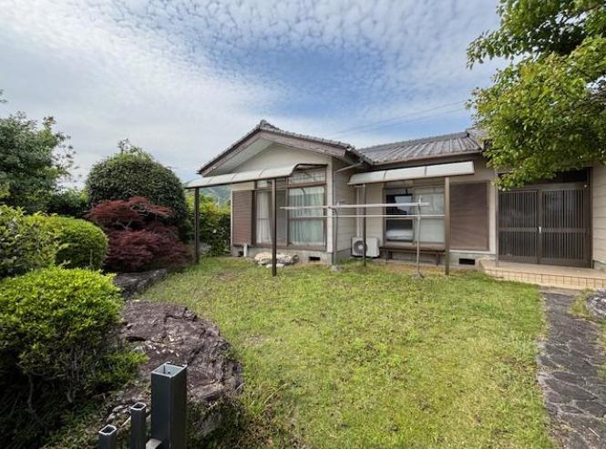 【のびのび過ごせるお庭付きの平屋】香南市野市町中ノ村　中古一戸建ての庭|広いお庭でBBQしたり、お子様ものびのび遊べます♪