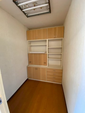 ユーカリ五番町ハイツの収納|収納たっぷり納戸