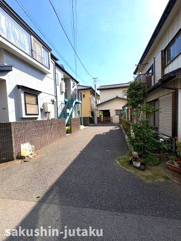 本大久保２丁目　売地の前面道路含む現地写真|北西側４ｍ位置指定道路に面す（間口約３．５ｍ）私道持分あり