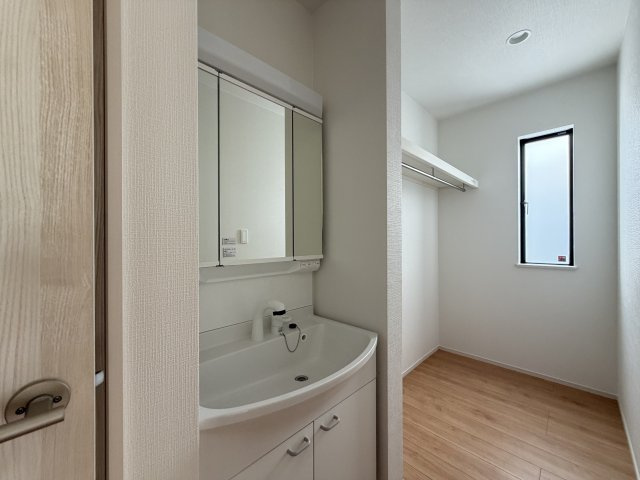 うるま市江洲（全10棟）H号棟の独立洗面台|H号棟　三面鏡付き洗髪洗面化粧台♪ファミリークローク付き♪
