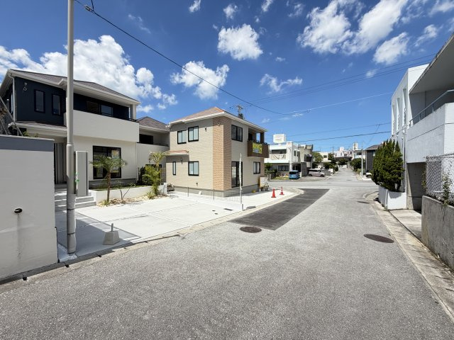 うるま市江洲（全10棟）H号棟の前面道路含む現地写真|※南東側公道6m♪