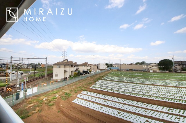 【バルコニー】 | 小鳥の鳴き声で目覚める朝、爽やかな風が入ります。太陽の陽射しでお洗濯物がカラッと乾き、気持ちの良い洋服とお布団で快適に過ごせます。