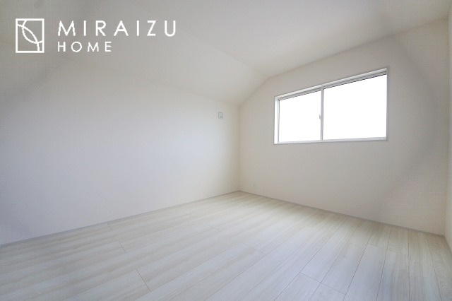 【子供部屋】 | 床のフローリングもオシャレな洋室が嬉しいです。独立性のある住宅ですので、各居室それぞれ、テイストの違うお部屋インテリア造りをしても面白いかもしれませんね！