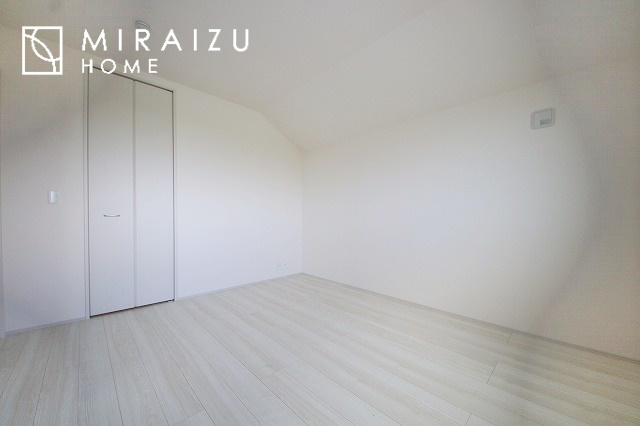 【洋室】 | 小鳥の鳴き声で目覚める朝、爽やかな風が入ります。太陽の陽射しでお洗濯物がカラッと乾き、気持ちの良い洋服とお布団で快適に過ごせます。