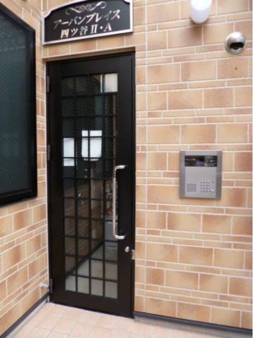 新宿区四谷坂町のアパートのエントランス|建物の内部です
