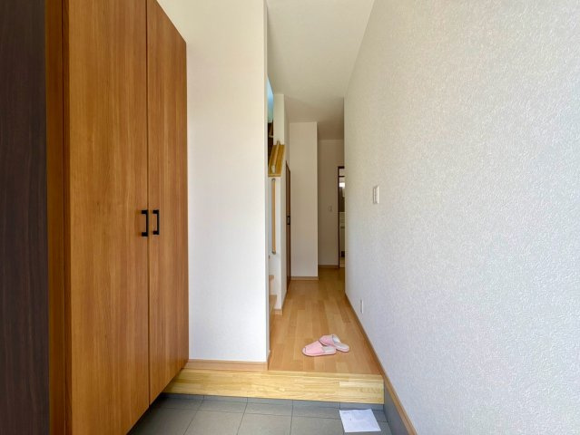 「JR旭駅まで1分！」高知市旭駅前町　新築一戸建ての玄関
