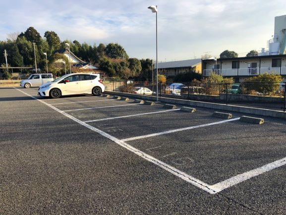 レオパレスセントラル誉田の駐車場