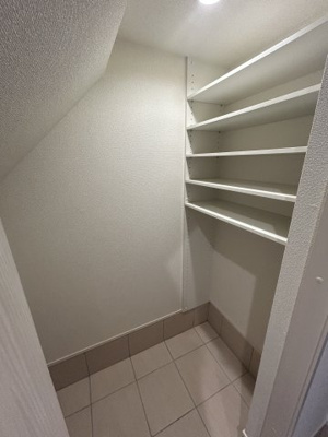 【玄関】 | 大芝一丁目　戸建 | 玄関クローク　収納も充実