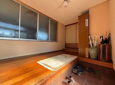 【キッチン２箇所☆二世帯住宅】香南市野市町西野　中古一戸建ての玄関|大家族でも安心☆広い玄関