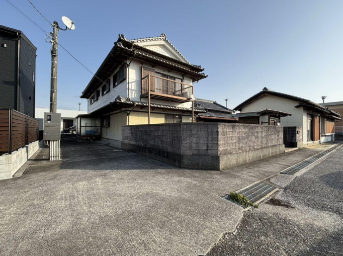 【キッチン２箇所☆二世帯住宅】香南市野市町西野　中古一戸建ての前面道路含む現地写真|落ち着いた街並みに映える重厚感ある和風住宅