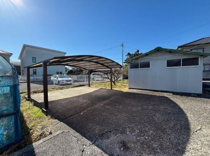 【キッチン２箇所☆二世帯住宅】香南市野市町西野　中古一戸建ての駐車場|ゆったり駐車可能♪毎日の車の出し入れもスムーズ