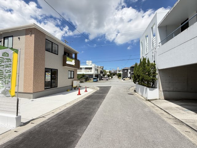うるま市江洲（全10棟）J号棟の前面道路含む現地写真|※南東側公道6m♪