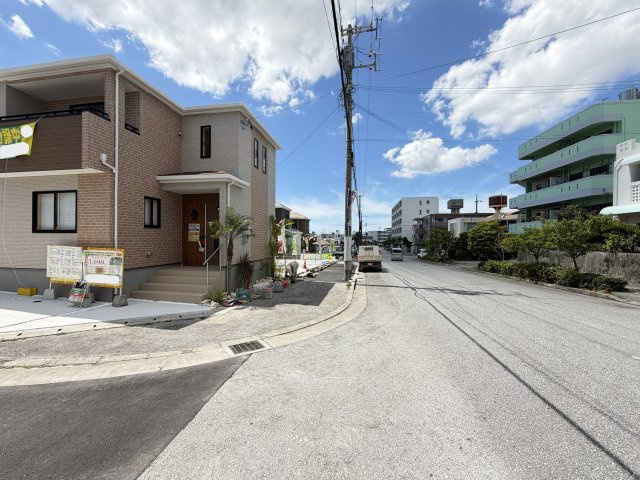 うるま市江洲（全10棟）J号棟の前面道路含む現地写真|※北東側公道15.9m♪