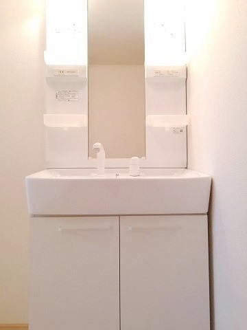 パイン　スクエア　ノース　Ｂの洗面所|明るい洗面所です