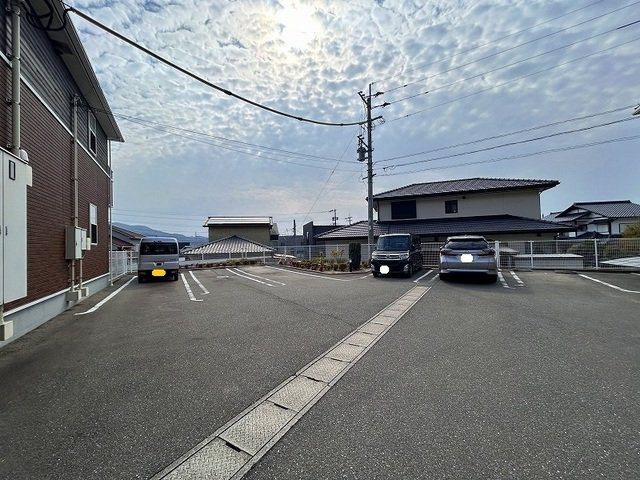 ラポールの駐車場|車をお持ちの方に嬉しい駐車場付きの物件です