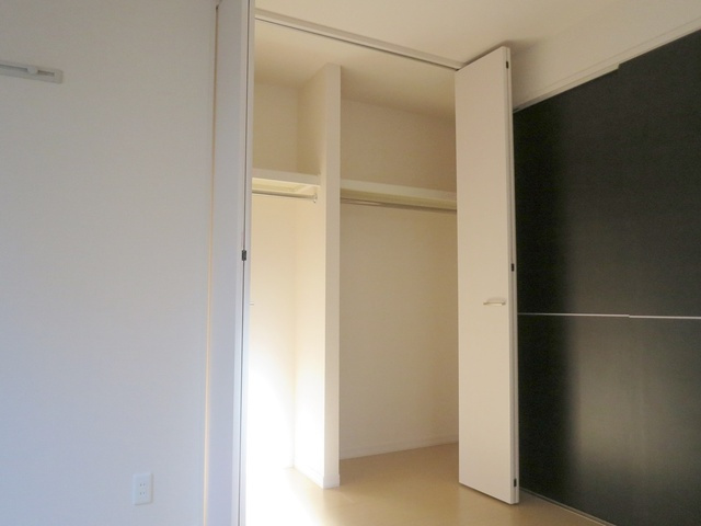 アメージング　エステートの収納|お洋服も掛けられてたっぷり収納できるクローゼット２ヶ所あります♪