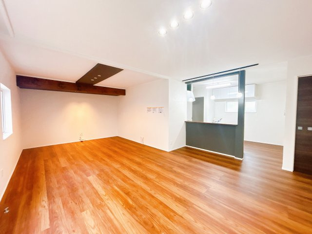 北見市田端町９番地１５　中古売家の居間・リビング|【リフォーム済】リビングです。拡張し、ダウンライト新設、対面キッチンへ変更、フローリング重張、クロス張替え致しました。