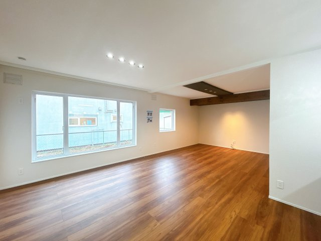 北見市田端町９番地１５　中古売家の居間・リビング|【リフォーム済】リビング別アングルです。窓は新品交換致しました明るいリビングで家族団らんの時間をお過ごしください。