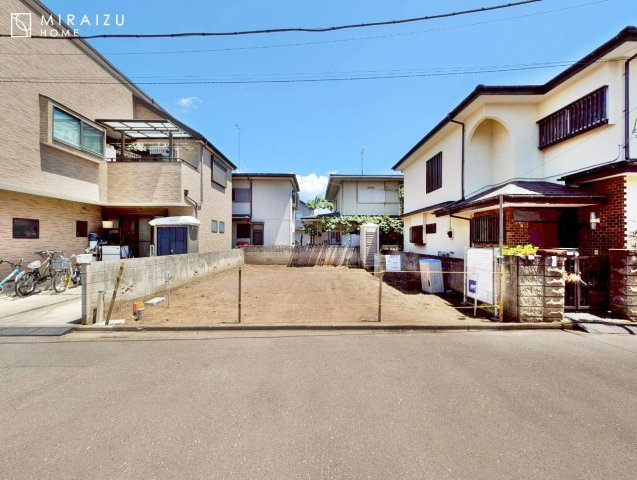 【前面道路含む現地写真】 | 大きな窓が特徴の南向きリビングでは、太陽光も沢山取り込むことが出来てお家の中にいても日光浴が可能ですね、開放的な空間です。インテリア選びも楽しそう、ご家族様で相談しながらインテリア配置も楽しみたいです