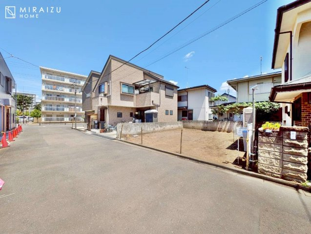 【周辺】 | 明るい光が取り入れられる空間設計のリビングです。インテリア配置もしやすい間取りです。壁や床の色と合わせて落ち着いたインテリアも選びたいですね♪グリーンを飾っても素敵だと思います。