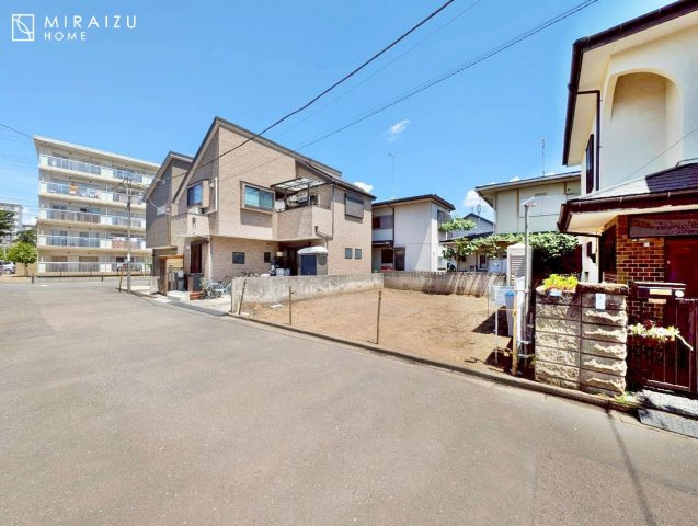 【周辺】 | 洗練されたキッチンでは毎日の家事を少しでも楽に快適に工夫したいですね、大きいシンクではお皿洗いもストレスフリー、3口コンロでは要領よくお料理も可能です。レンジフードもお掃除がしやすい設計が嬉しい。
