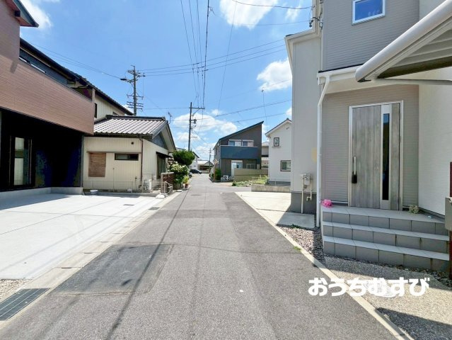 尾張旭市南原山町赤土(全1棟)の前面道路含む現地写真