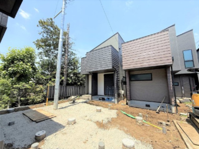 【外観】 | 【仲介手数料２７０万円が無料！】■デザイナーズハウス■陽当り良好■祖師ヶ谷大蔵駅までフラットな道のり | 諸費用２７０万円ＯＦＦ！
■祖師ヶ谷大蔵駅から坂道のないフラットな道のり（高台）
■全１０棟とも陽当り良好
■リビングは吹抜け天井
■リビング前に広々バルコニー
■太陽光発電
■内覧可能