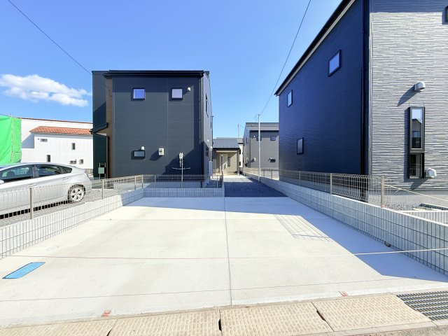 小美玉市羽鳥13期　新築戸建　2号棟の駐車場|カースペース3台可能♪庭付き！