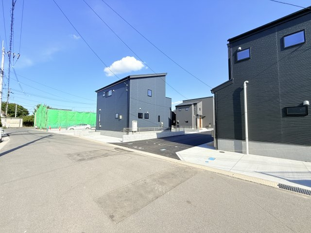 小美玉市羽鳥13期　新築戸建　2号棟の前面道路含む現地写真|実際に現地で周辺環境や街並み、近隣のスーパーや通学路の安全性、病院、公園・・・など生活のイメージをご確認ください！