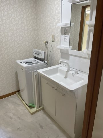 坂本マンションの洗面所|洗濯機は撤去します。