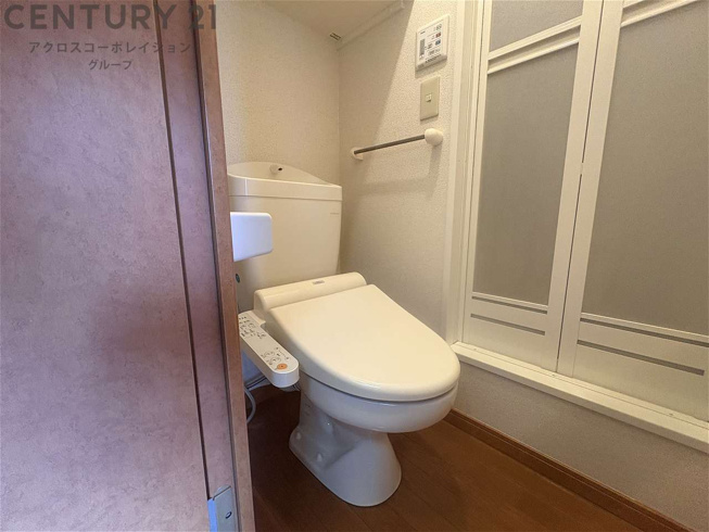 温水洗浄便座付きのトイレです♪