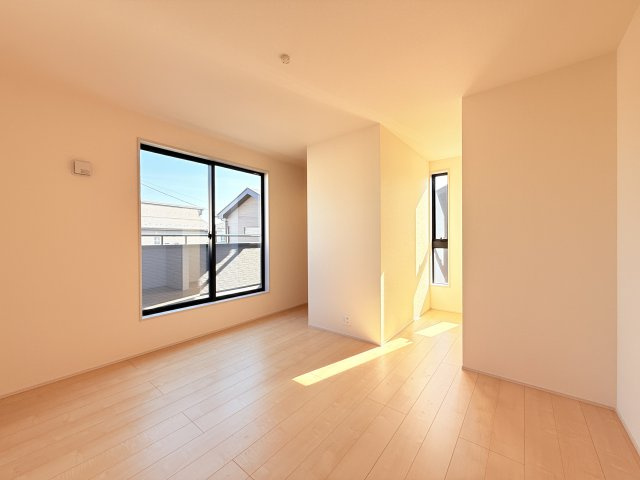小美玉市羽鳥13期　新築戸建　4号棟の洋室|家具や小物を合わせやすいシンプルデザイン♪
広さや日当たりなど、写真では伝えきれない部分を現地で確認してみませんか？