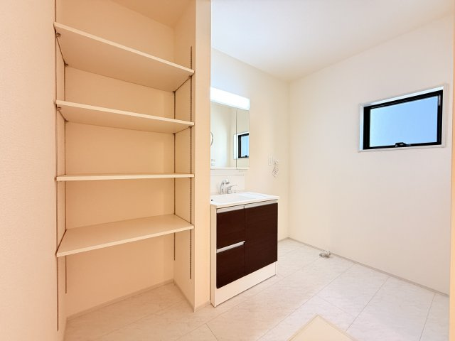 小美玉市羽鳥13期　新築戸建　4号棟の独立洗面台|収納力と機能性に優れたお手入れラクラクのゆったりとした洗面台で、朝の忙しい時間でも身支度準備がスムーズです。