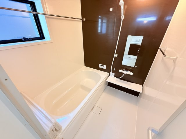 小美玉市羽鳥13期　新築戸建　4号棟の浴室|浴室暖房乾燥機付きで冬場のお風呂もあったか快適！乾燥モードを使えば浴室内で洗濯物を乾かせます。
